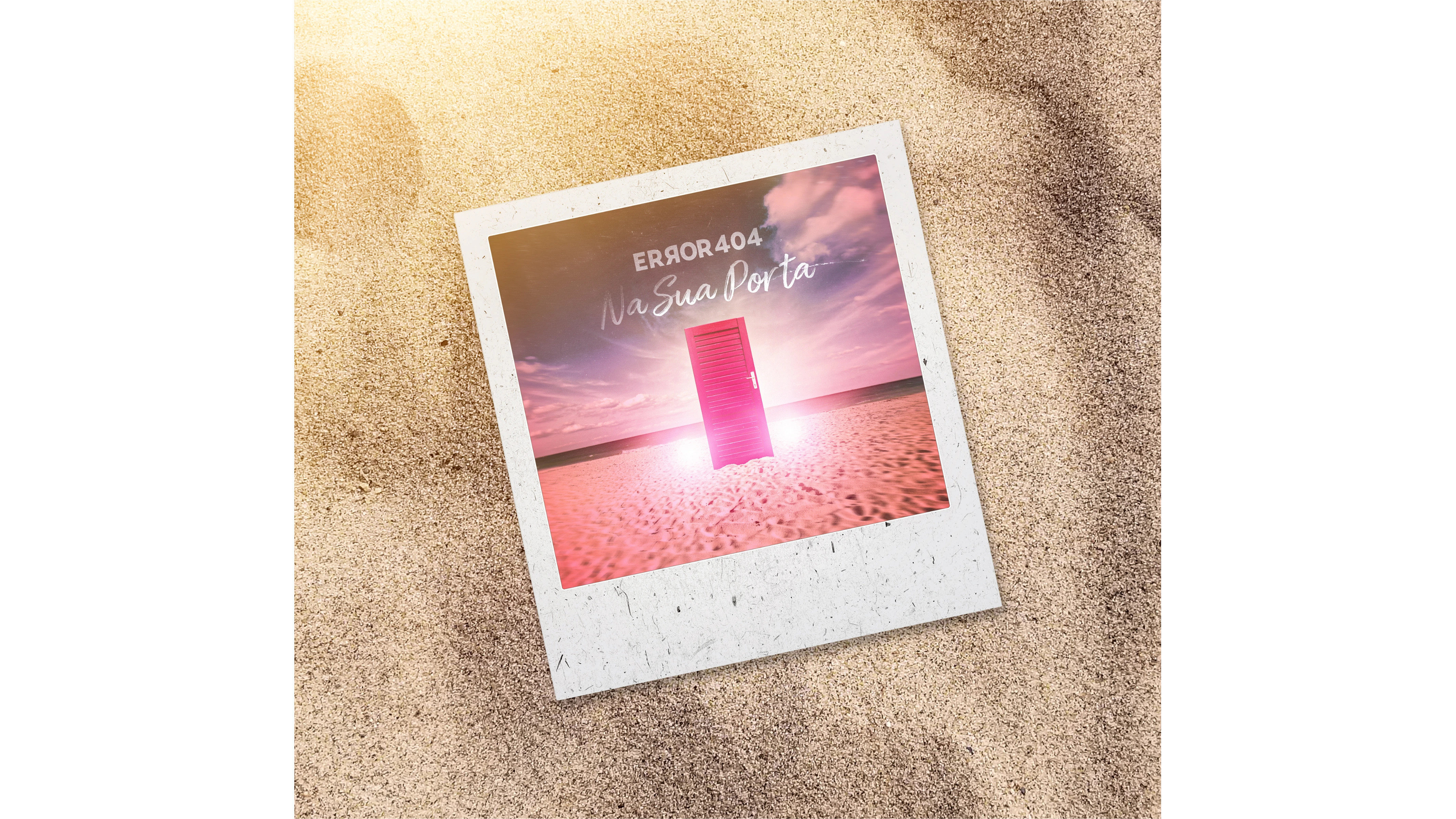 Capa do Single 'Na Sua Porta' com uma fotografia de uma porta rosa deixada na areia de uma praia