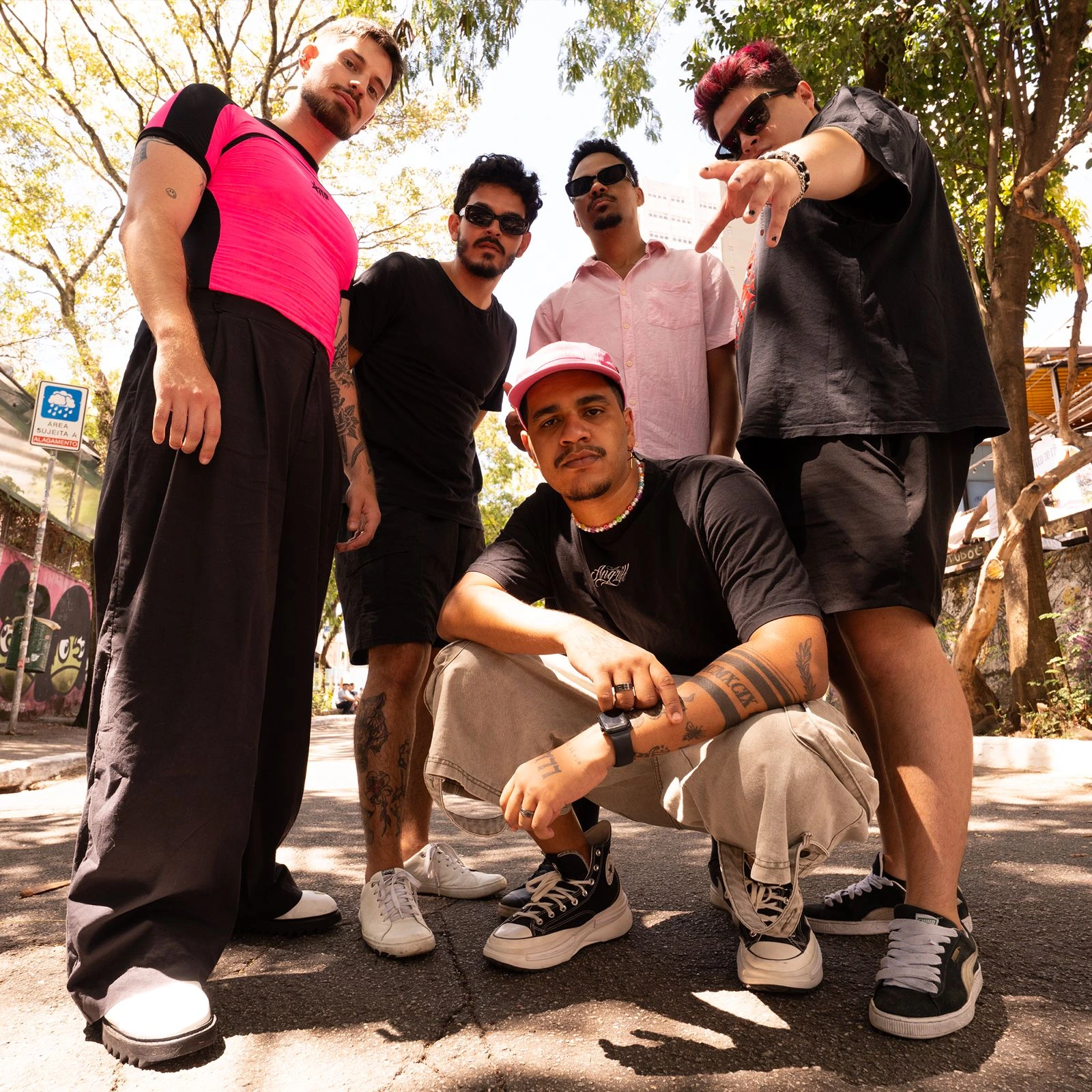 Ensaio fotográfico da da formação completa da banda 4zero4! posando juntos nas ruas de São Paulo