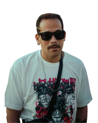 No integrante e baixista Lucas Marques posando com seu óculos escuro