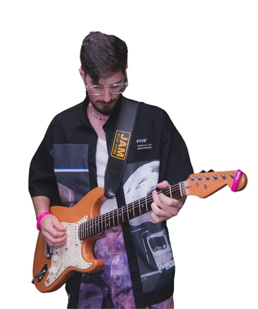 O integrante Mantovani posando tocando com sua guitarra