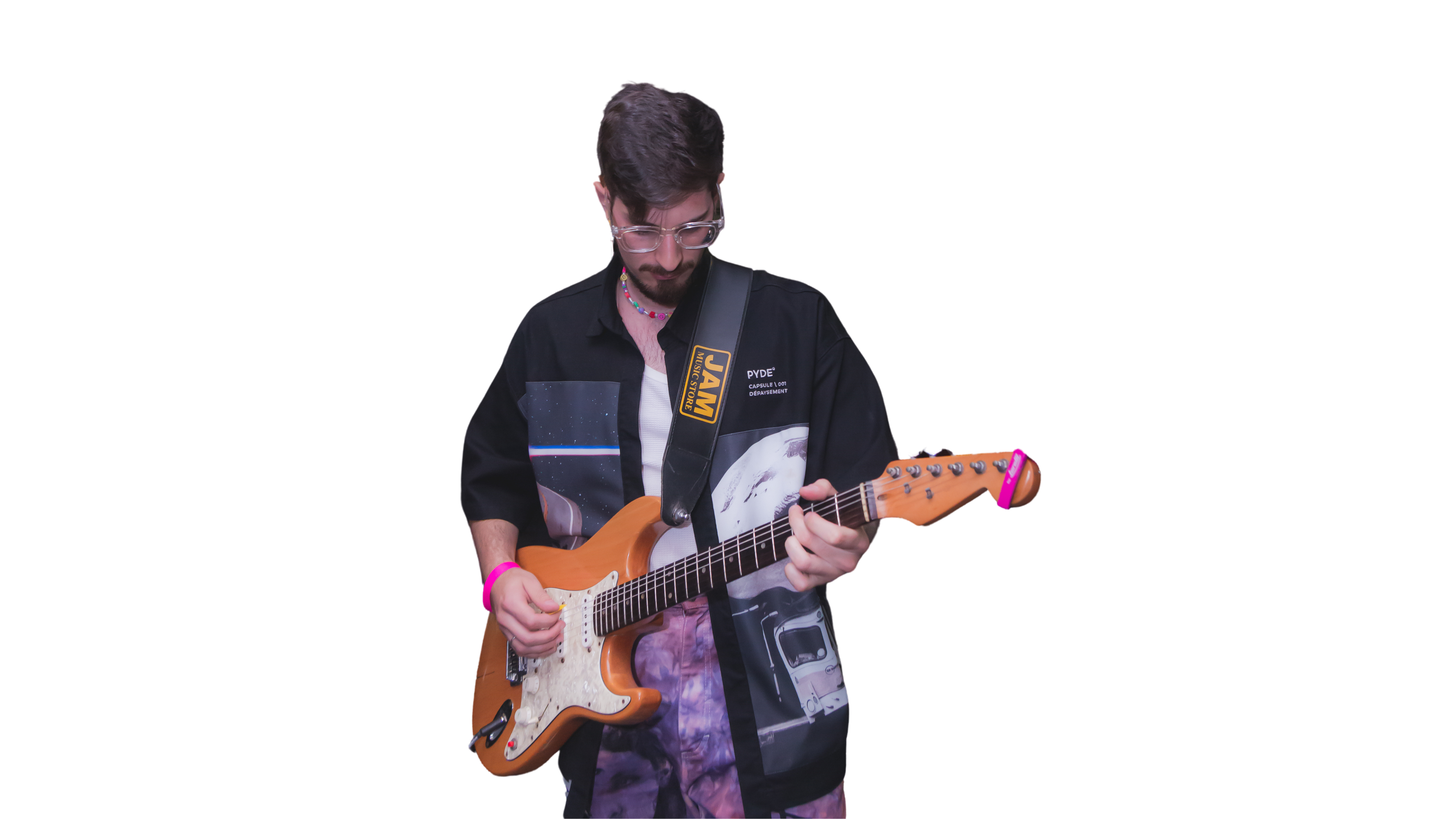 O novo integrante Mantovani posando com sua guitarra