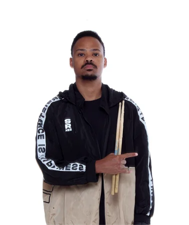 Patrô, o baterista, posando com suas baquetas.