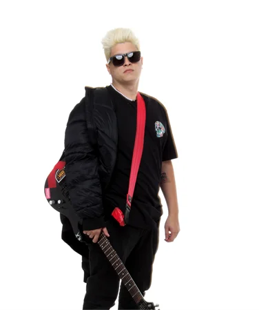 Guitarrista Tavinho no melhor estilo 'Exterminador do Futuro', com óculos escuros e roupa preta, posando com sua guitarra.